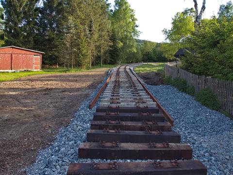 Gleisplanum, Schwellen und Schienen liegen bereit für die Gleismontage zwischen Kilometer 23,06 und 23,26.