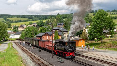 Abfahrbereit in Steinbach: IV K 99 1590-1 mit einem Personenzug mit Güterbeförderung