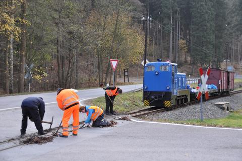 Reinigung der Spurrillen am Bahnübergang Kilometer 17,7.