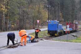 Reinigung der Spurrillen am Bahnübergang Kilometer 17,7.