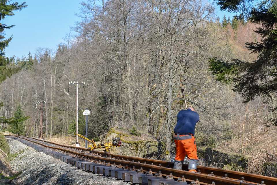 Das montierte Gleis wird gerichtet - kurz vor dem Bahnhof Schlössel