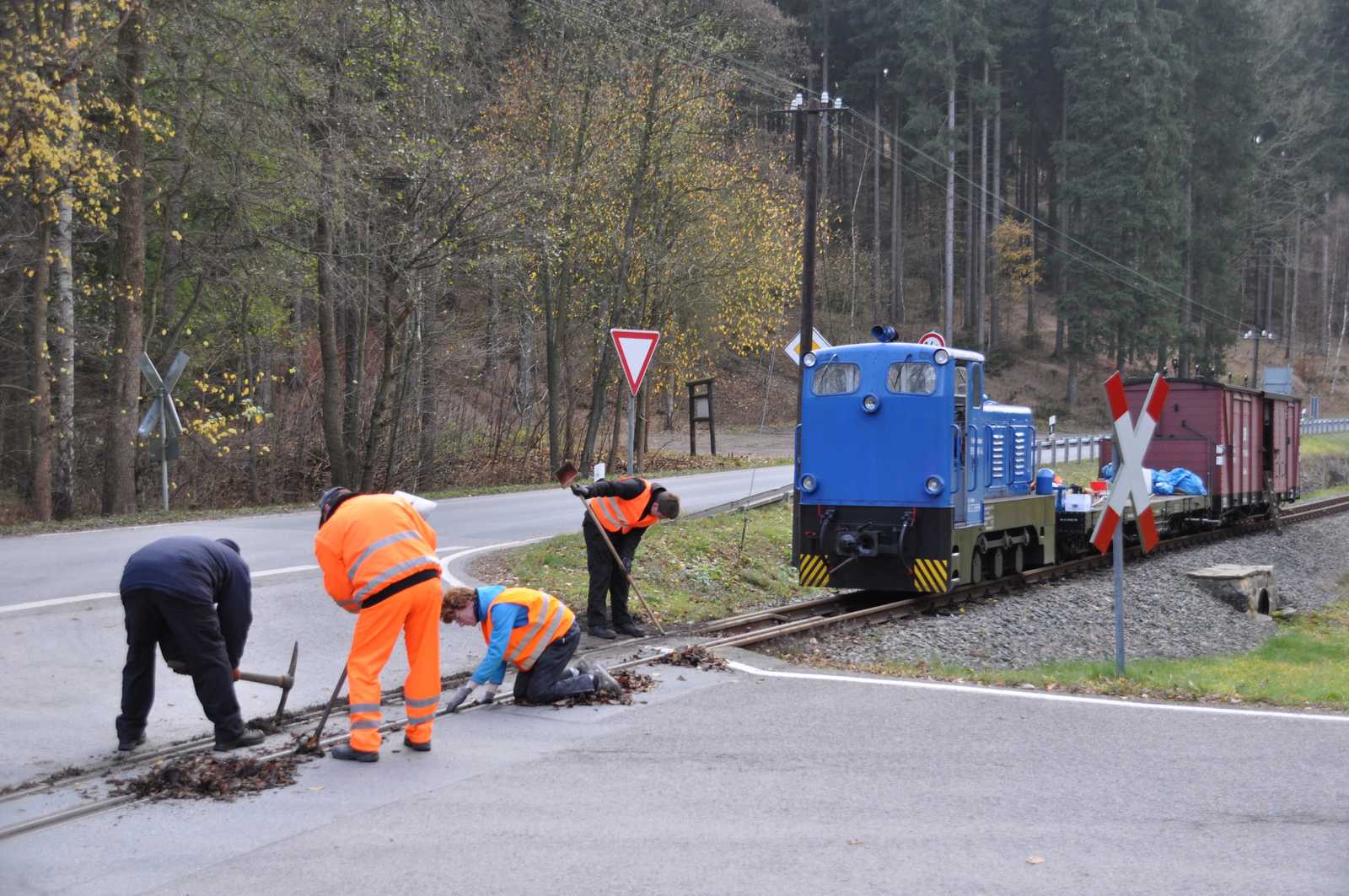 Beim Arbeitseinsatz am 10. November 2018 wurden Reinigungsarbeiten am Bahnübergang Grumbacher Straße ausgeführt.