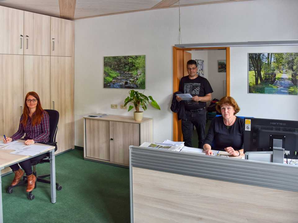 Jana Dost, Gerald Seifert und Mechthild Reuter (v.l.n.r.) freuen sich über die neue freundliche Arbeitsatmosphäre der Geschäftsstelle.