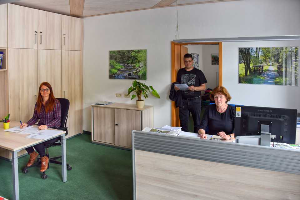 Jana Dost, Gerald Seifert und Mechthild Reuter (v.l.n.r.) freuen sich über die neue freundliche Arbeitsatmosphäre der Geschäftsstelle.