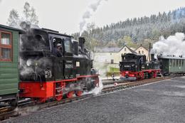 Zugkreuzung in Schmalzgrube: Neben 99 4511-4 war auch die Sächsische IV K 99 1590-1 im Einsatz