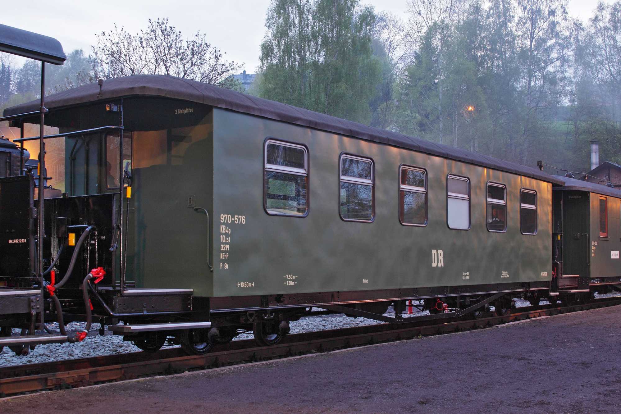 In den Abendstunden des 21. Mai 2010 fotografierte Thomas Schwarze den aufgearbeiteten „Rekowagen“ 970-576 bei einer seiner ersten Fahrten auf der Museumsbahn Jöhstadt – Steinbach. Anschließend stand er acht Jahre zuverlässig in Dienst. Inzwischen sind seine Einsatzfristen aber abgelaufen.