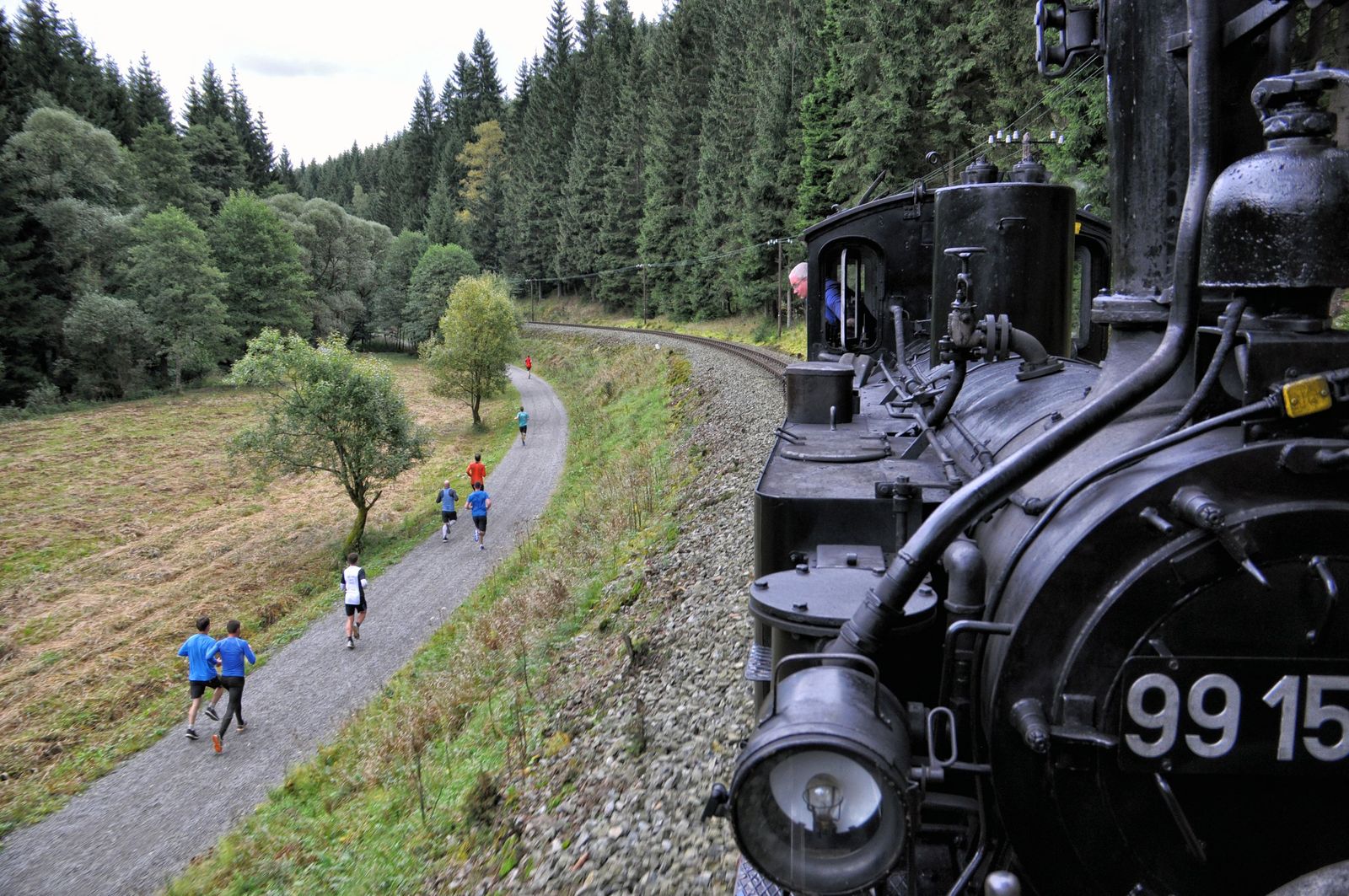 „Mensch gegen Maschine“ - Blick vom Zug auf die Rennstrecke vom 2017er Rennen.