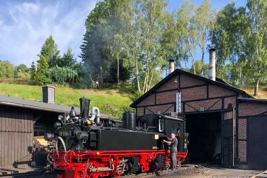 Am Morgen des 20. Juli 2019 wird 99 1594-3 im Lokbahnhof Jöhstadt für den Dienst vorbereitet.