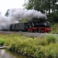 99 1594-3 zog am Wochenende des Wildbachfestes die Züge auf der Museumsbahn zwischen Steinbach und Jöhstadt