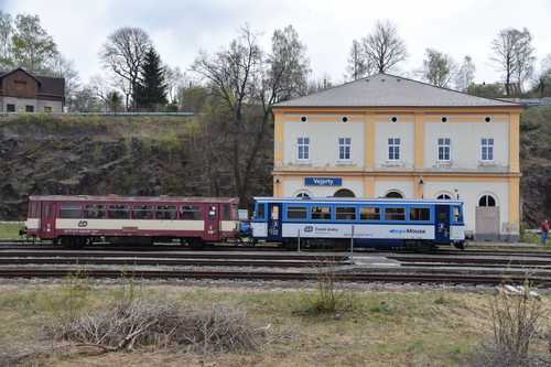 Erster längerer Zwischenhalt am Bahnhof in Vejprty. Früher war das Gebäude im Hintergrund ein monumentaler Hingucker, jetzt steht nur noch ein knappes Viertel.