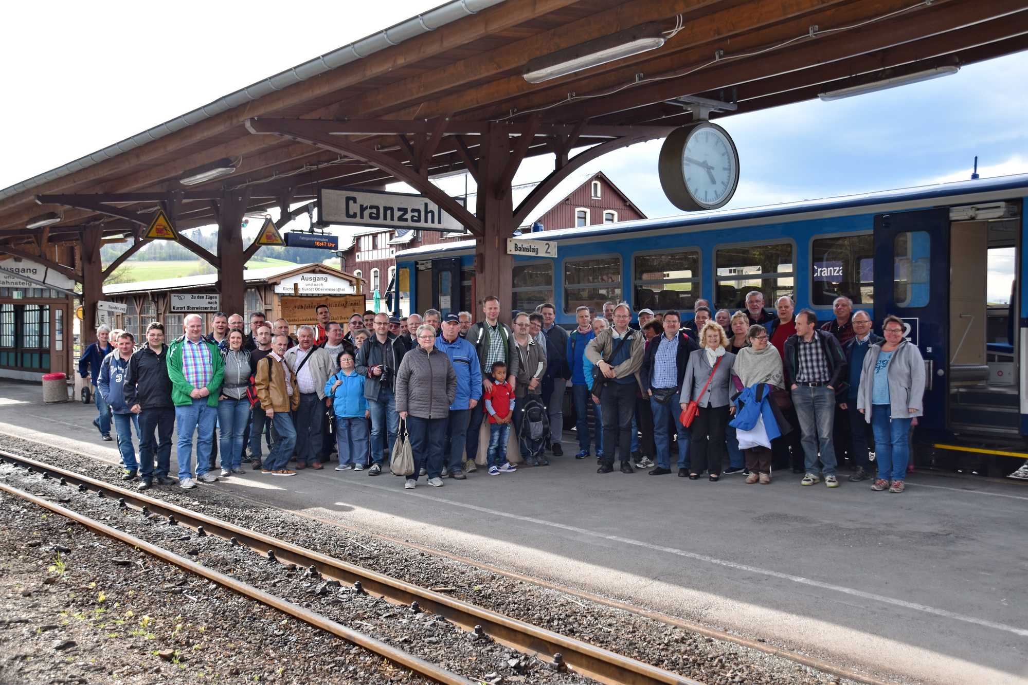 Gruppenfoto nach Ankunft im Bahnhof Cranzahl.