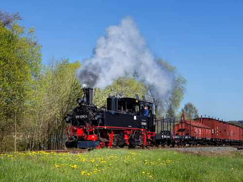 Am 6. Mai 2016 fuhr unsere IV K 99 1590-1 mit EDV-Nummer vor einem Fotogüterzug aus Richtung Wolkenstein in den Bahnhof Steinbach ein.