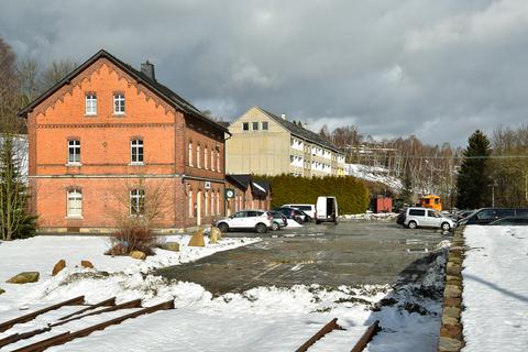 Diese Aufnahme vom 10. Februar 2020 zeigt die derzeitige Situation in Jöhstadt: Die Fläche vor dem Empfangsgebäude (EG) wird zum Parken genutzt.
