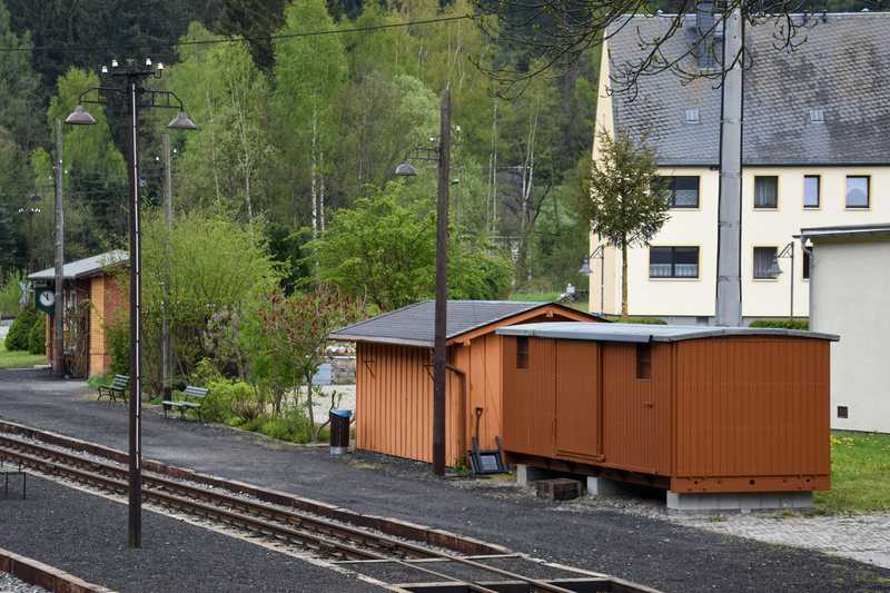 In Schmalzgrube konnte der hölzerne Lagerwagenkasten nach umfangreichen Restaurationsarbeiten wieder seinen gewohnten Platz am Bahnsteig einnehmen.