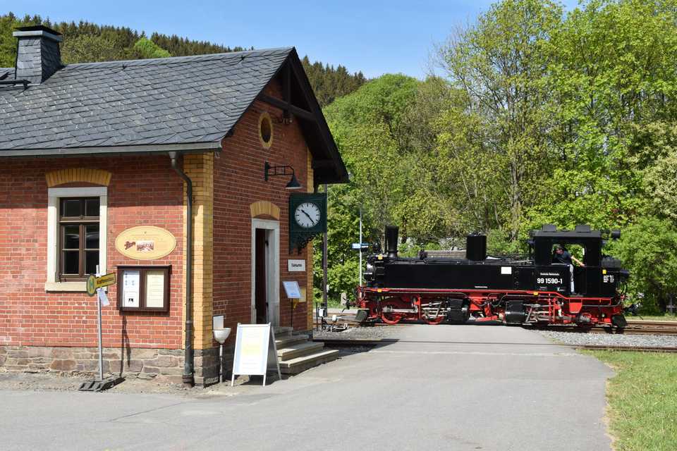 Bahnhof Steinbach mit Fahrkartenverkauf