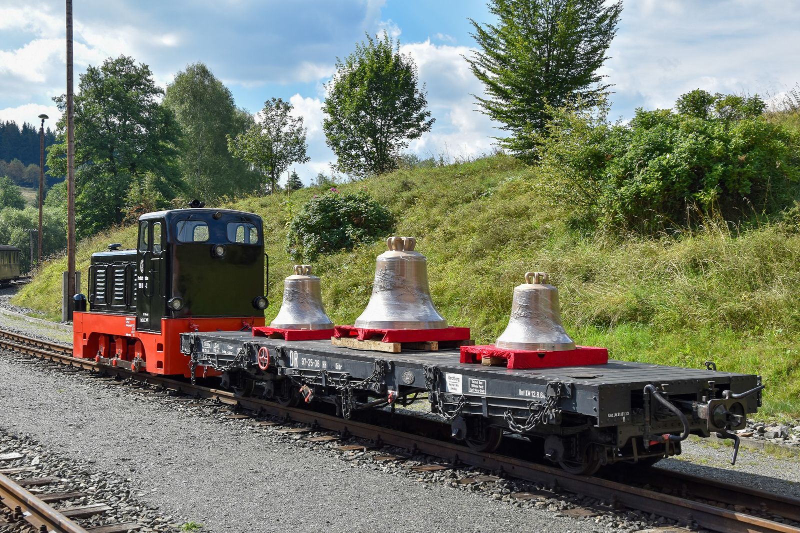 Bereit für den Transport am Sonnabend: Die Glocken haben bereits auf dem Einheits-HH 97-25-36 Platz genommen.
