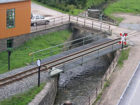 Blick auf die vorhandene Stahlträgerbrücke der Eisenbahn und die im rechten Winkel dazu befindliche Straßenbrücke über das Schwarzwasser, die beide im Zuge der Baumaßnahme durch ein neues Bauwerk ersetzt werden sollen.