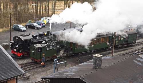 Die leistungsstärkste und die leistungsschwächste Dampflok im Betriebspark bei der Preßnitztalbahn bestreiten das Dampfwochenende zum Frühlingsanfang am 21. und 22. März.