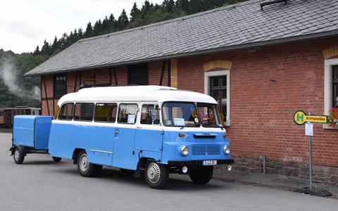 Oder mit einem historischen LO-Bus (Robur) mit Kofferanhänger, hier an der "Kraftomnibuhaltestelle" in Steinbach.