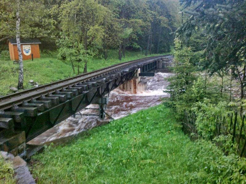 Viel Unrat und Baumbruch bleibt an den Brücken hängen und sorgt damit noch für eine Vergrößerung des Wasserdruckes.