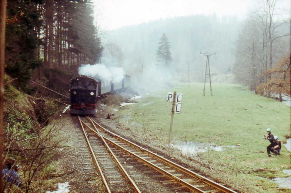 Einfahrt des Personenzuges mit 99 1582-8 aus Jöhstadt kommend in den Bahnhof Steinbach.