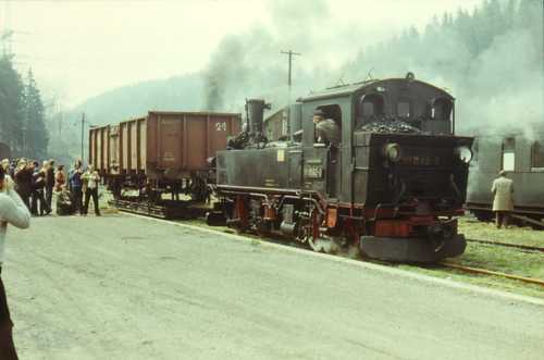 Am Ladestraßengleis werden durch 99 1582-8 Güterwagen aufgenommen, die hier zuvor entladen wurden.