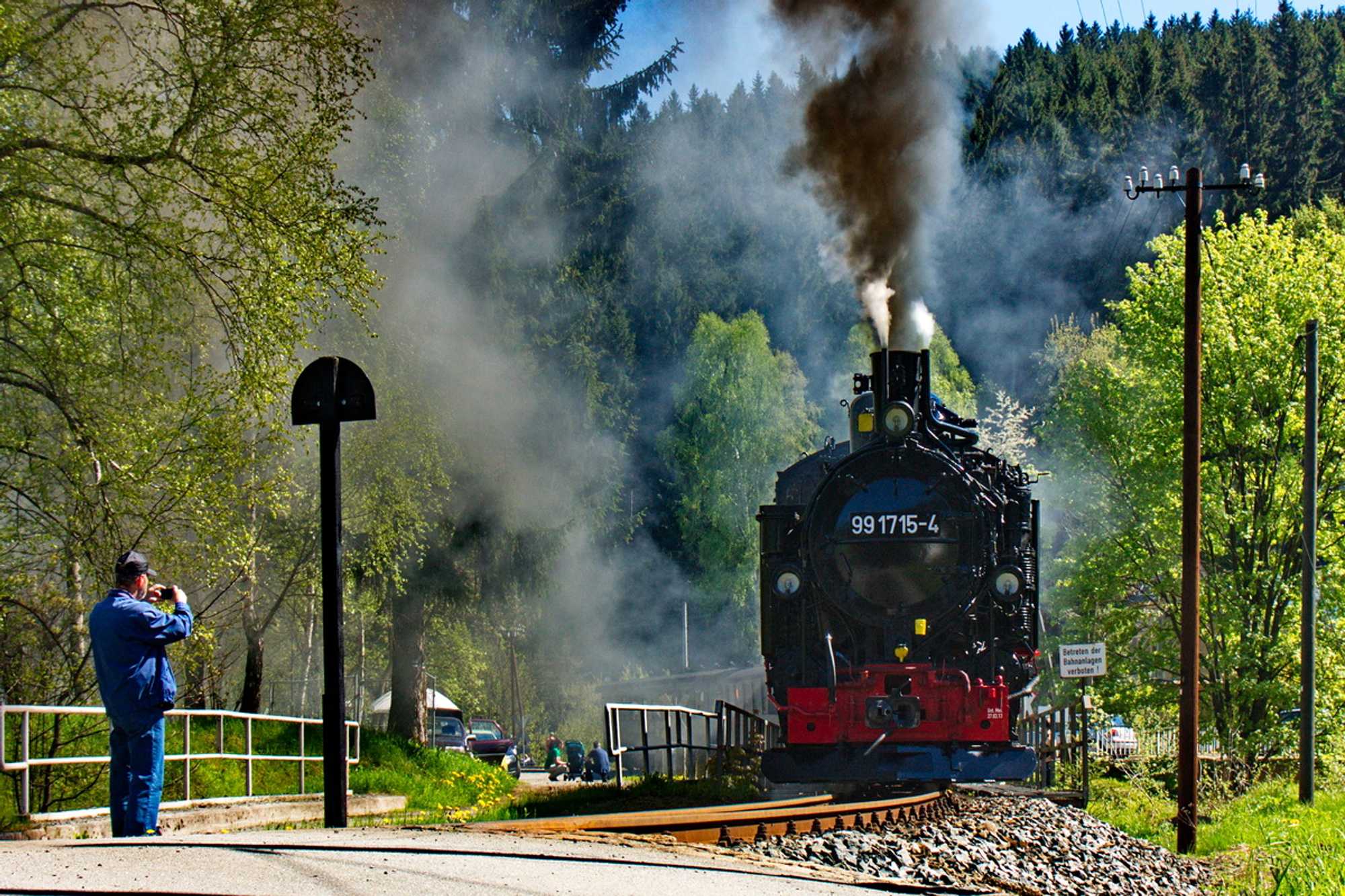99 1715-4 in der Ausfahrt aus den Bahnhof Schmalzgrube.