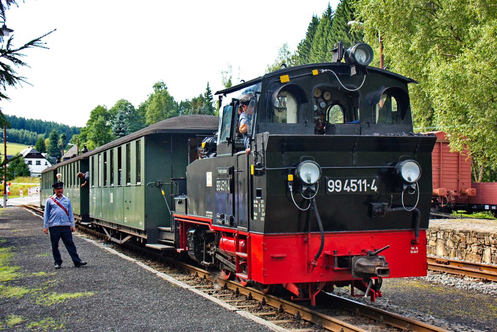 99 4511-4 mit ihrem Zug in Schlössel.