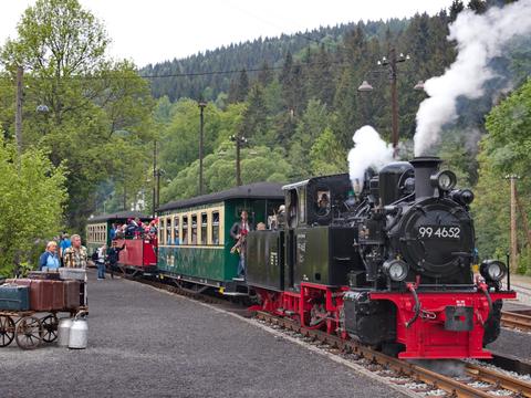 Die Schlepptenderlok 99 4652 von der Rügenschen BäderBahn brachte einen gänzlich ungewohnten Look nach Sachsen, waren Schlepptenderlokomotiven auf den sächsischen Schmalspurbahnen seit 1881 meistens nur kurzzeitige Einzelgänger.