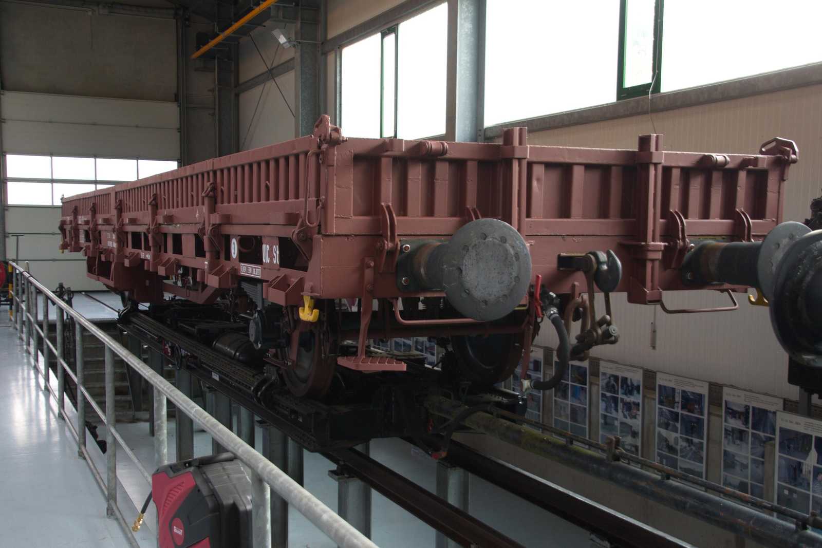 Der Kkklms Flachwagen ist ein Leistück von der Eisenbahn-Bau- und Betriebsgesellschaft Pressnitztalbahn, hier auf einem Rollfahrzeug in der Ausstellungs- und Fahrzeughalle.