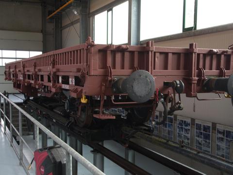 Der Kkklms Flachwagen ist ein Leistück von der Eisenbahn-Bau- und Betriebsgesellschaft Pressnitztalbahn, hier auf einem Rollfahrzeug in der Ausstellungs- und Fahrzeughalle.