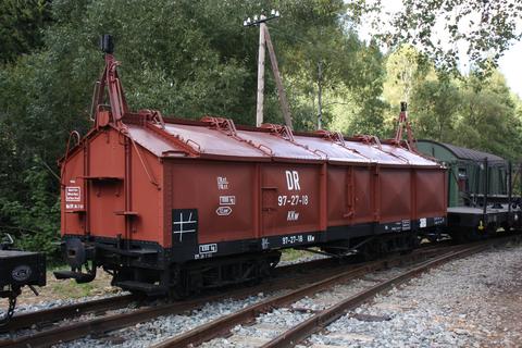 Der KKw 97-27-18 der Weißeritztalbahn in Vorbereitung einer Güterzugveranstaltung im Bahnhof Schlössel abgestellt.