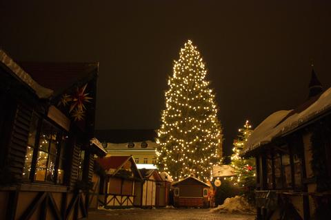 Mit Lichterschmuck auf dem Annaberger Weihnachtsmarkt.