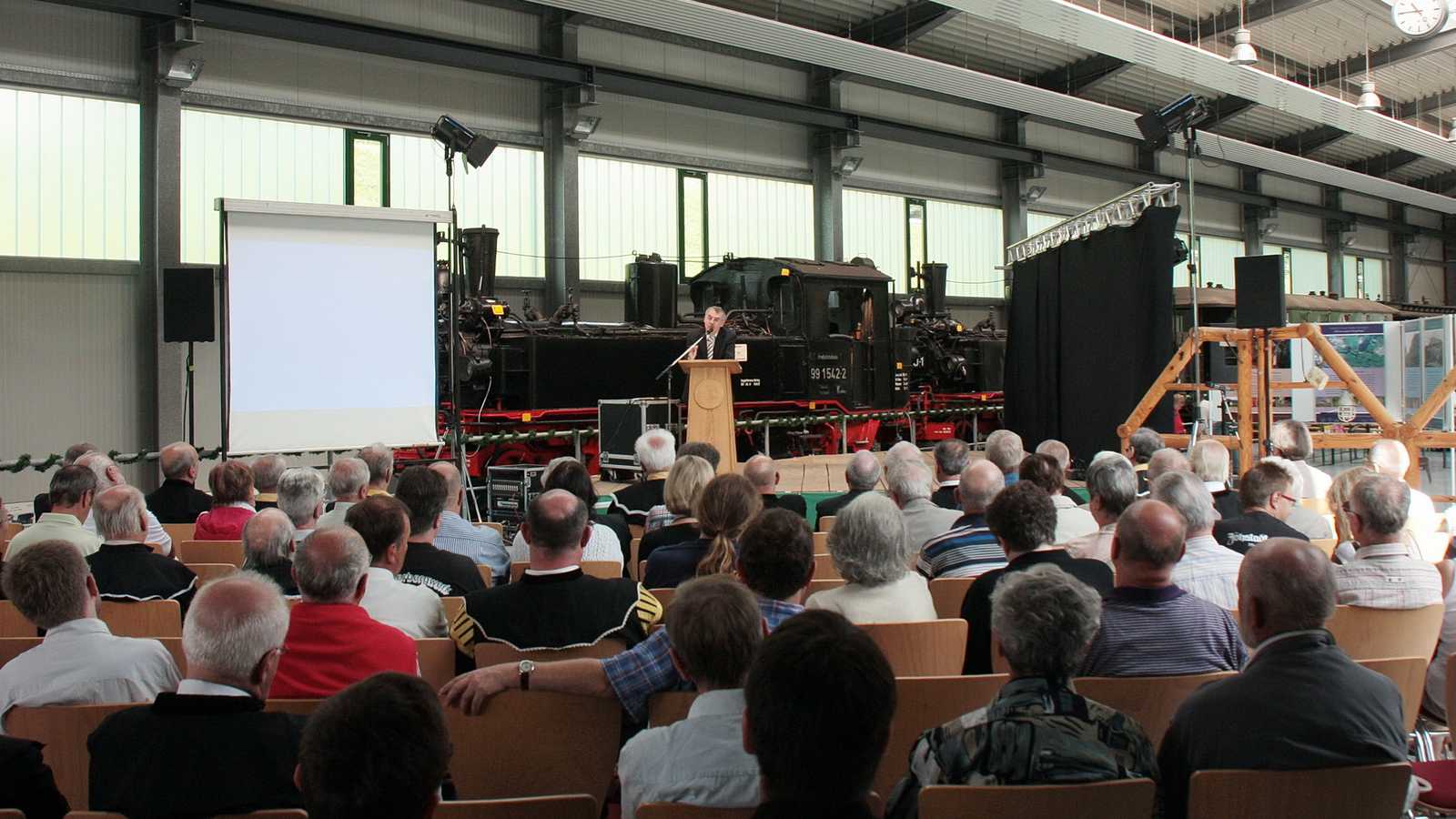 Gut besucht waren mehrere Veranstaltungen in der Ausstellungs- und Fahrzeughalle mit Fahrzeugen der Preßnitztalbahn als Kulisse.