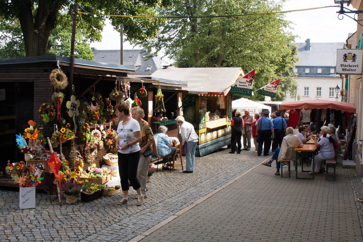 Rund um den Jöhstädter Markt war für den 4. Bergmannstag ein buntes Markttreiben aufgebaut.