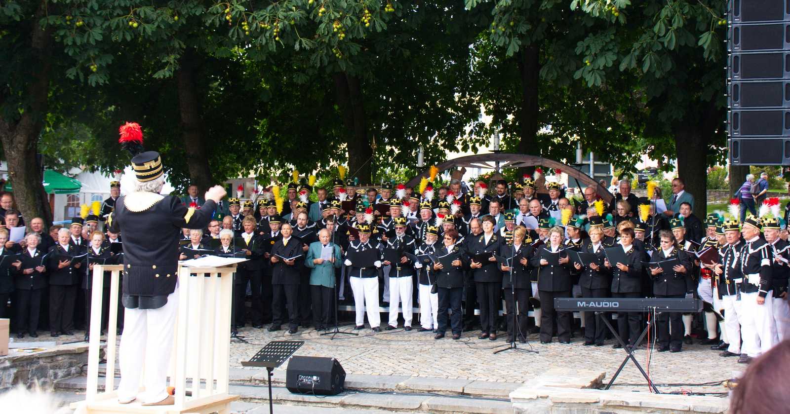 Nachdem sie jeweils ihren Auftritt absolviert hatten, kamen die Vertreter der am 5. Chortreffen der bergmännischen Chöre und Musikvereine im Rahmen des 4. Sächsischen Bergmannstag zu einem Gruppenbild zusammen.