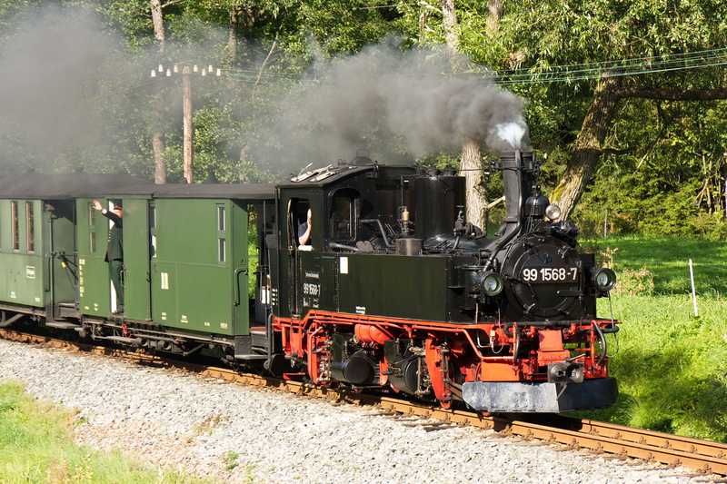 Lok 99 1568-7 mit ihrem Zug unterwegs in Richtung Jöhstadt.