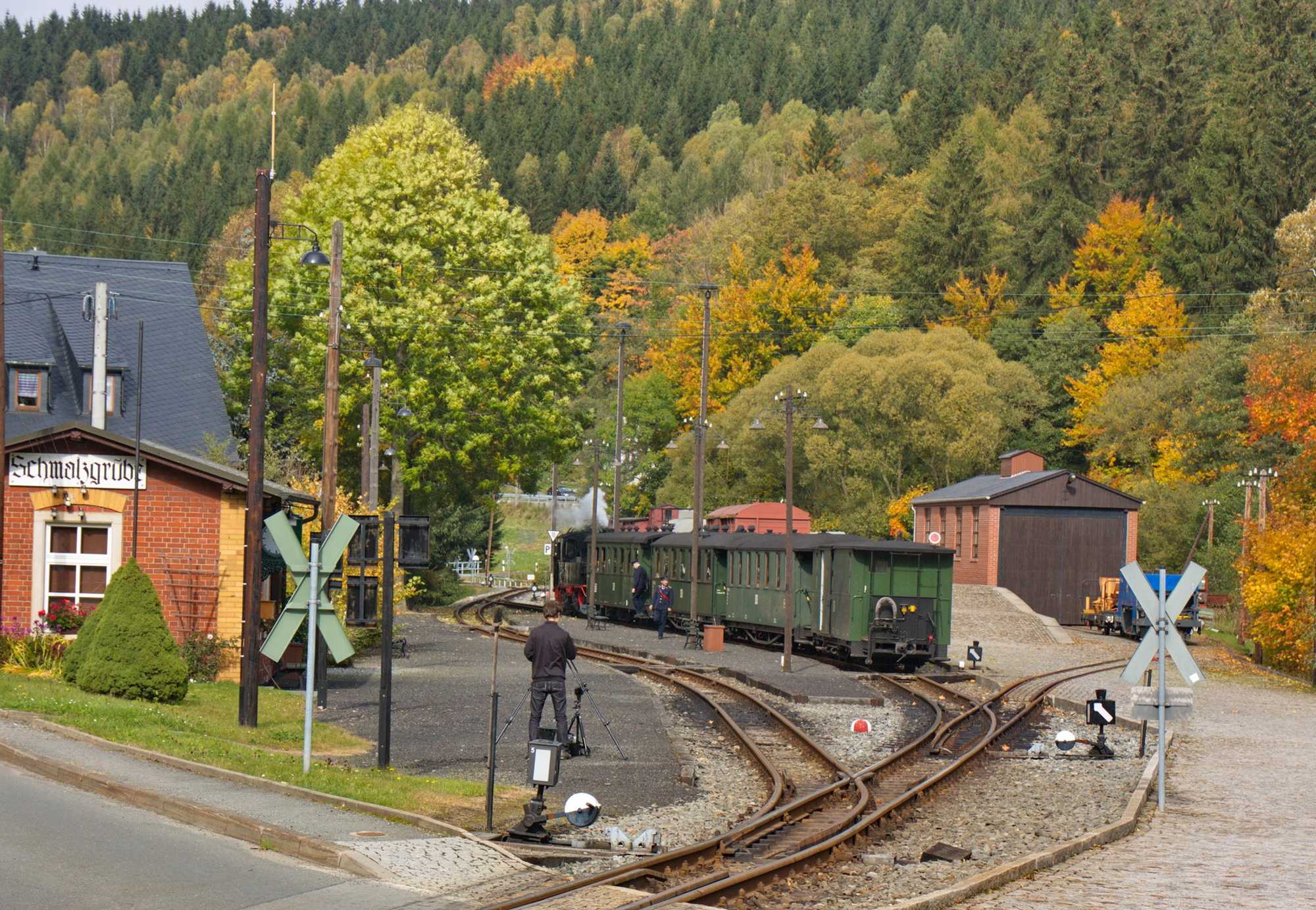 Herbstlich bunter Bahnhof Schmalzgrube.