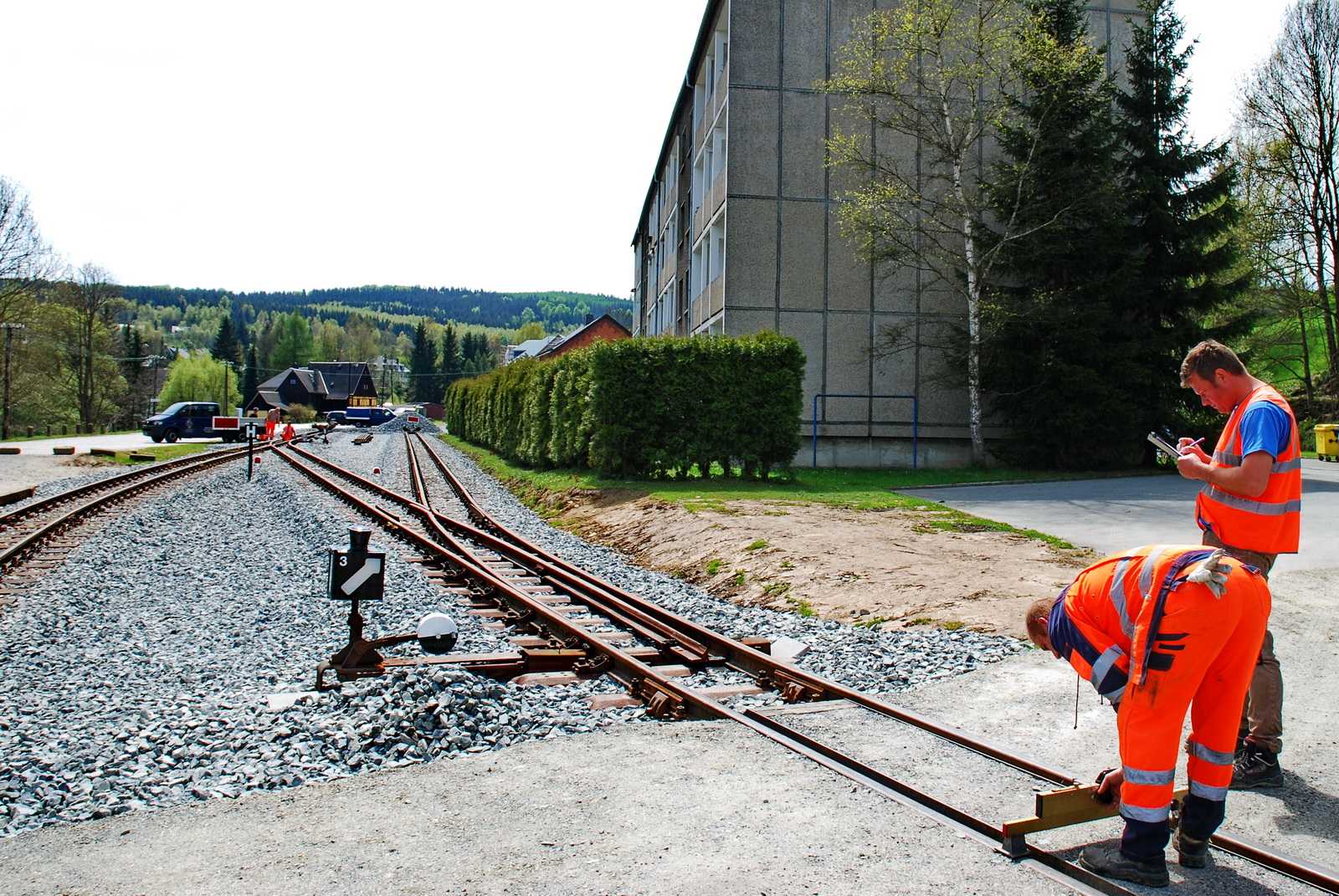 In Vorbereitung der Abnahme erfolgt eine vollstände Maßüberprüfung aller neuen Gleise und Weichen.