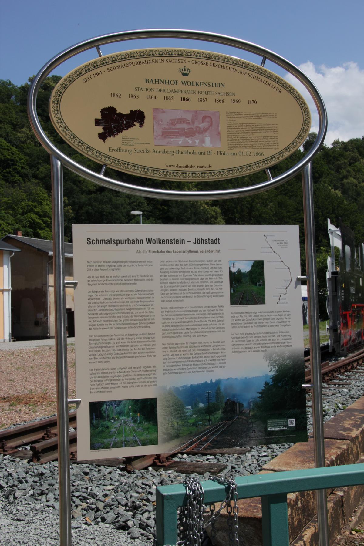 Das DAMPFBAHN-Routen-Stationsschild vom Bahnhof Wolkenstein