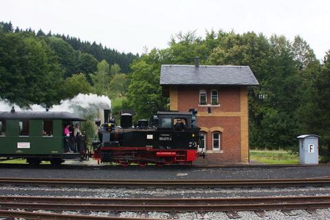Der von 99 4511-4 geführte Zug fährt in den Bahnhof Steinbach ein.