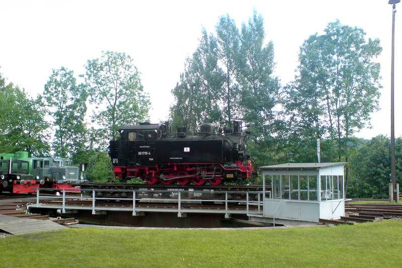 99 1715-4 auf dem Transportwagen auf der Drehscheibe.