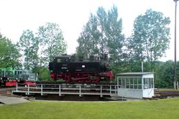 99 1715-4 auf dem Transportwagen auf der Drehscheibe.