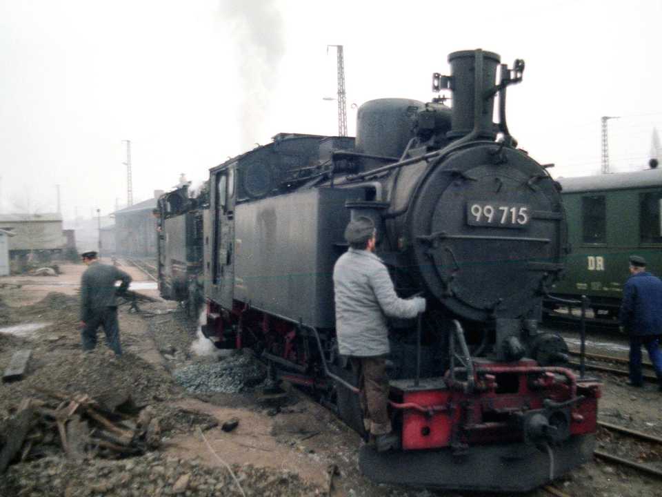 Die 99 715 wird aus ihrer langjährigen Abstellposition in Radebeul-Ost abgefahren.