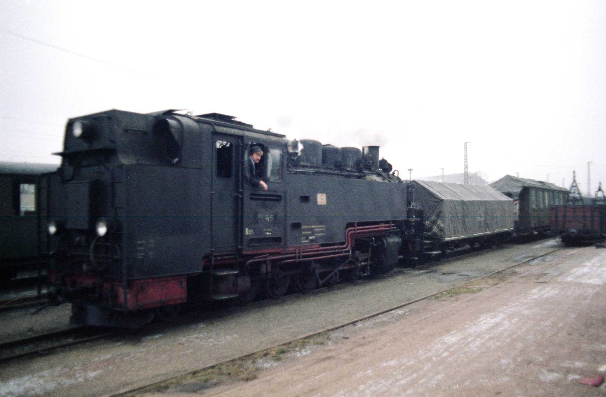 Außer 99 1781 ist auch der heutige Preßnitztalbahn-Wagen 970-402 (nach dem abgedeckten Aussichtswagen) in der Rangiereinheit.