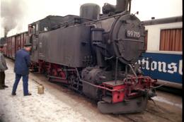 99 715 wird nach dem Kauf durch die Wilsdruffer Eisenbahnfreunde vor dem Abtransport noch einmal eingeölt.