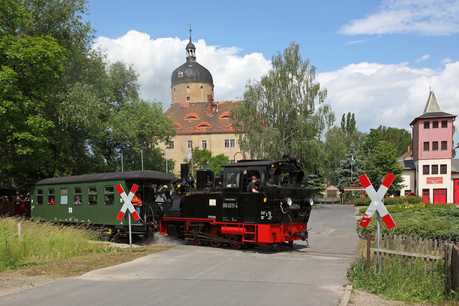99 4511-4 passiert mit ihrem Zug das Mügelner Schloss.