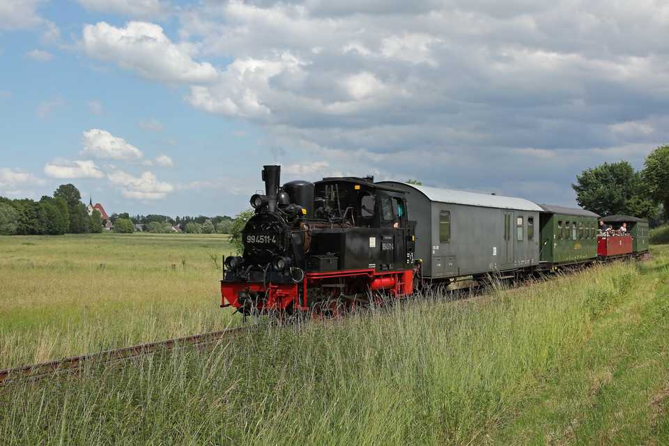 99 4511-4 mit Reko-Tonnen-Gepäckwagen, zwei Reko-Klassen und dem roten Aussichtswagen der Preßnitztalbahn.