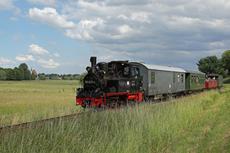 99 4511-4 mit Reko-Tonnen-Gepäckwagen, zwei Reko-Klassen und dem roten Aussichtswagen der Preßnitztalbahn.