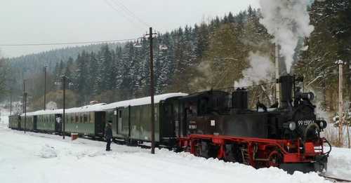 WinterDampf-Personenzug im Bahnhof Schmalzgrube.